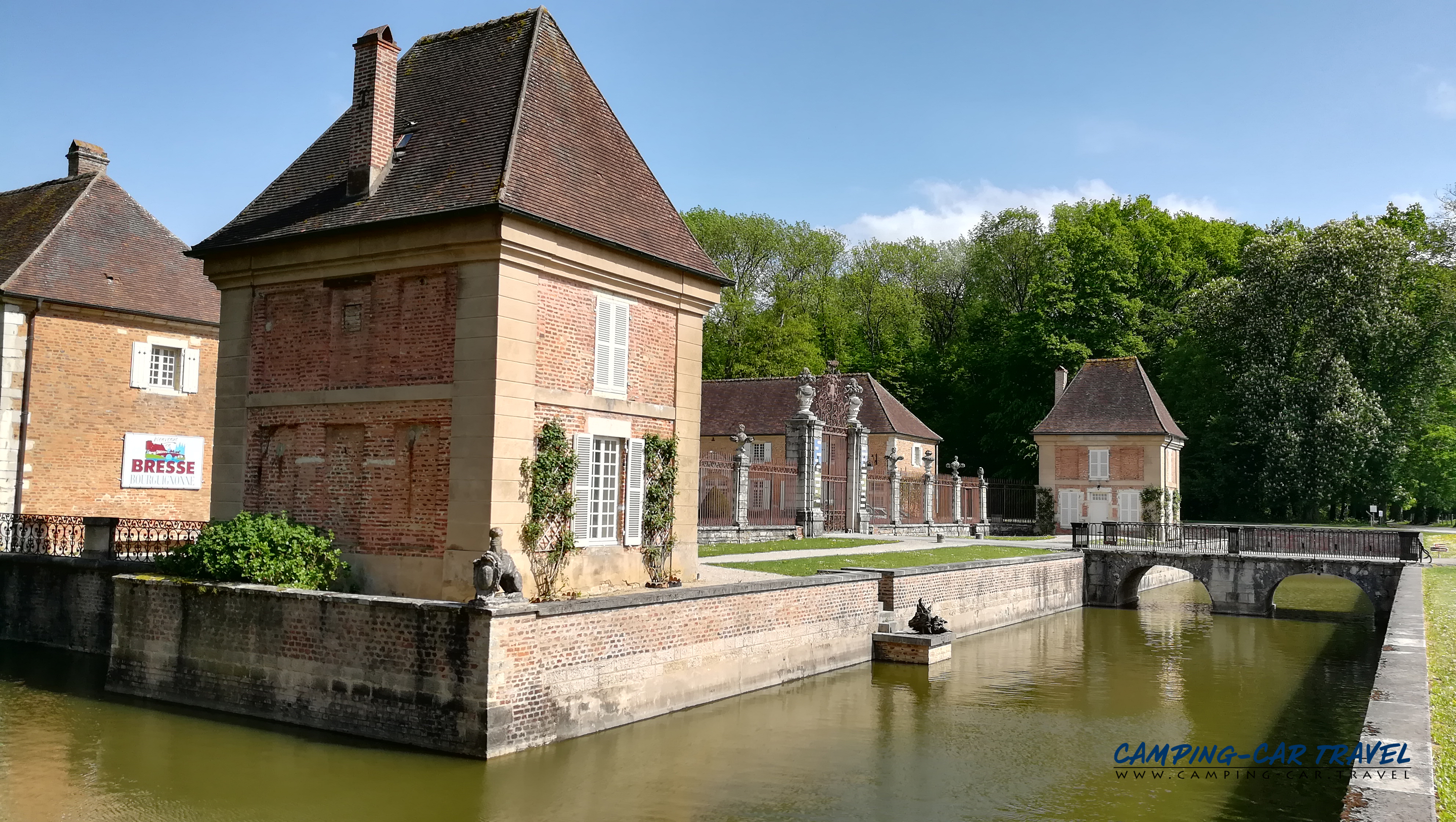 aire services camping car Pierre-de-Bresse Saône-et-Loire