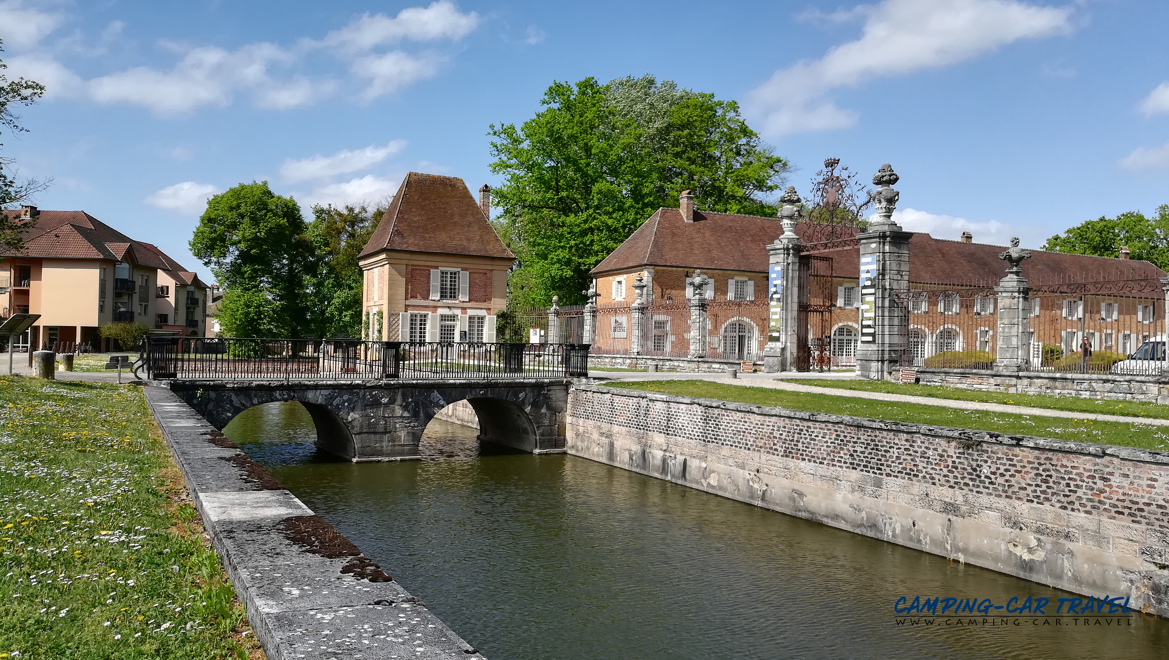 aire services camping car Pierre-de-Bresse Saône-et-Loire