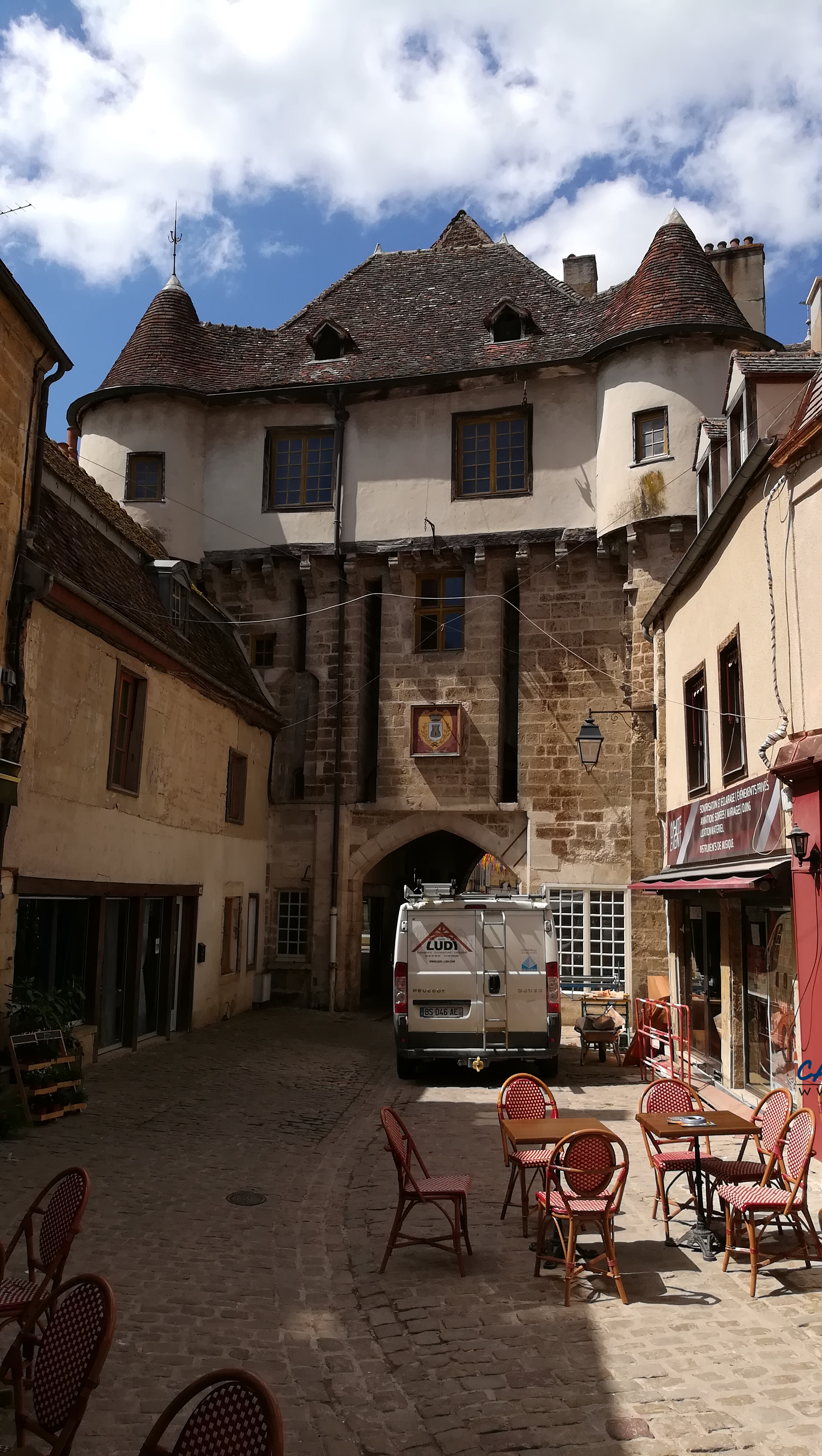 aire services camping car Semur-en-Auxois Côte-d'Or