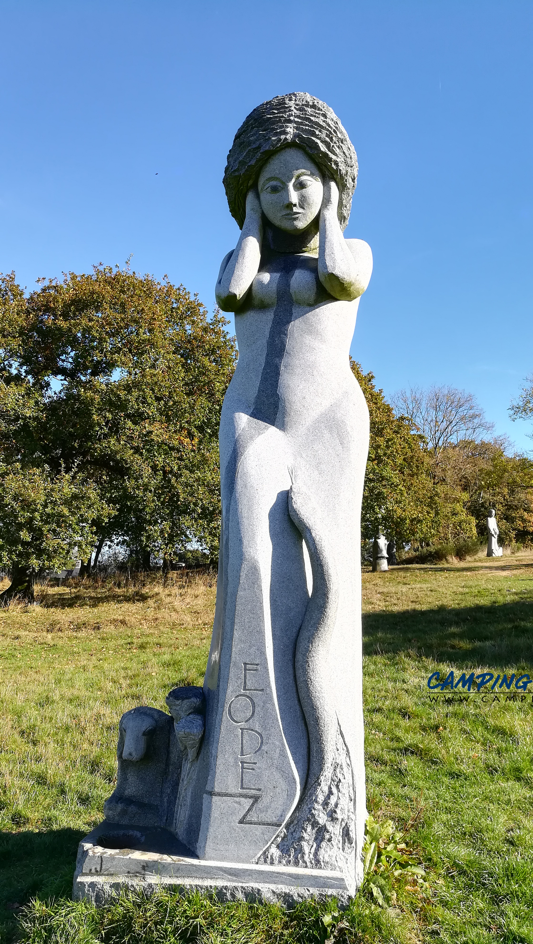 statues la vallée des saints colline de Quenequillec Finistère Bretagne