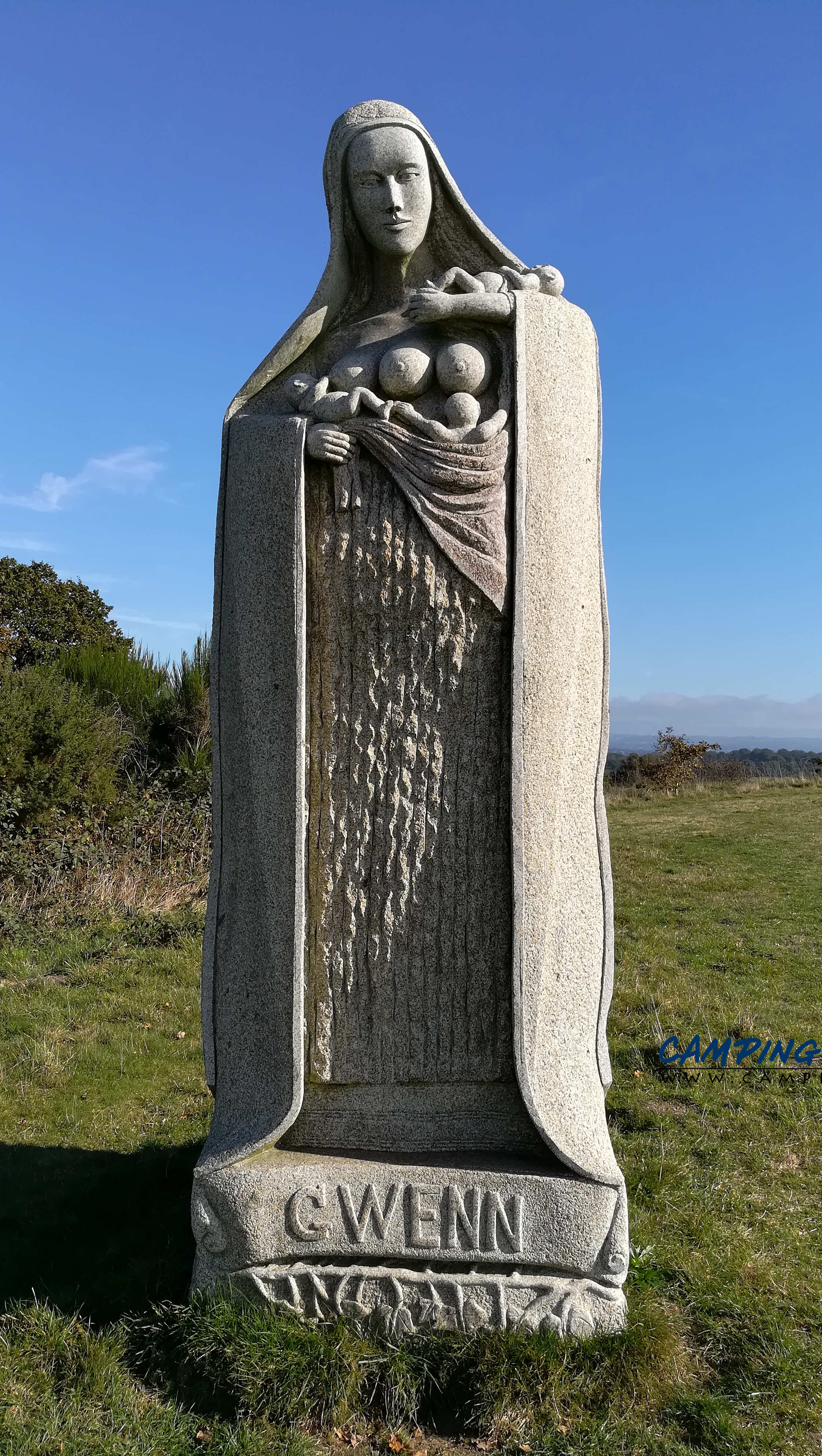 statues la vallée des saints colline de Quenequillec Finistère Bretagne