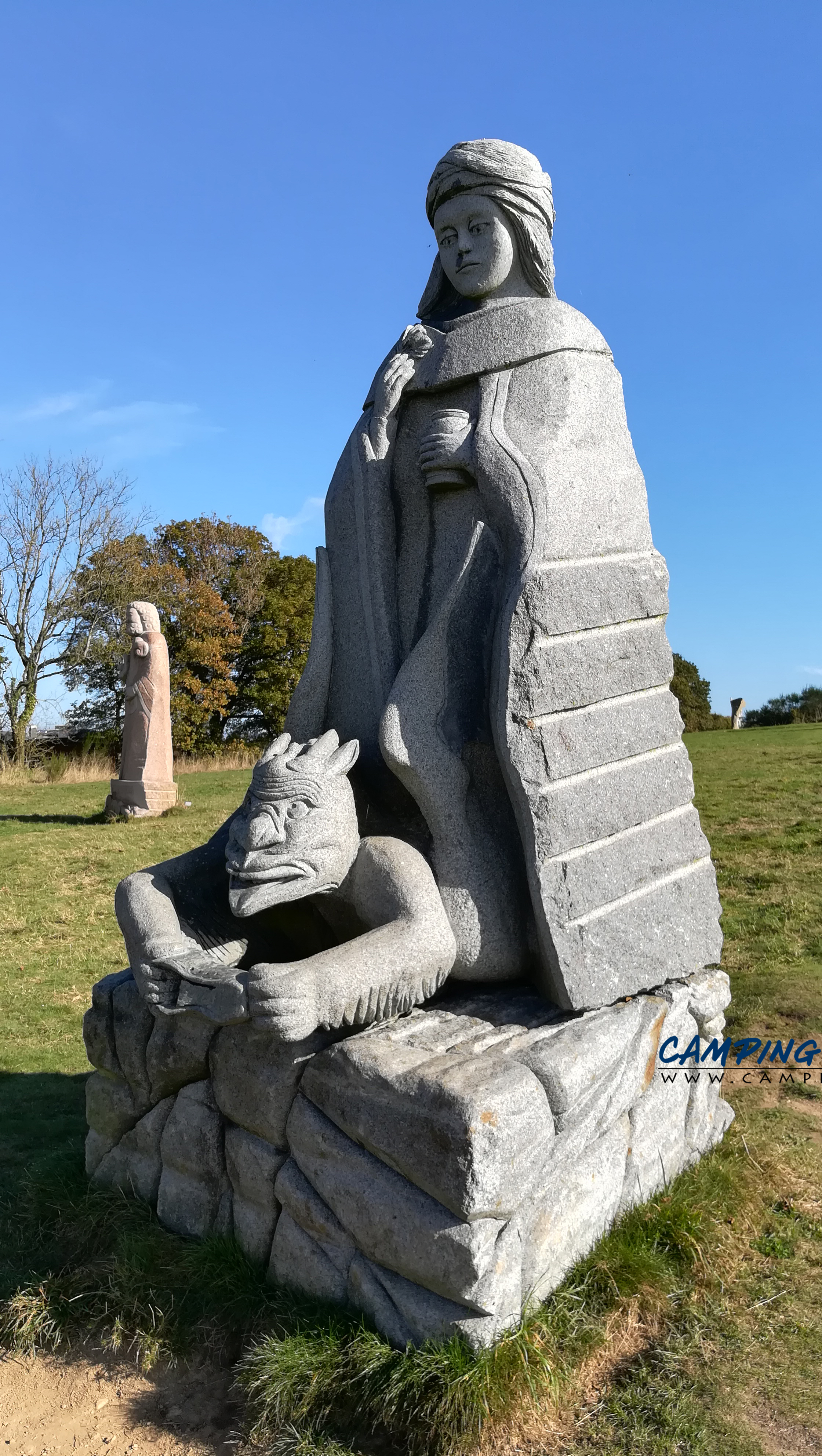 statues la vallée des saints colline de Quenequillec Finistère Bretagne