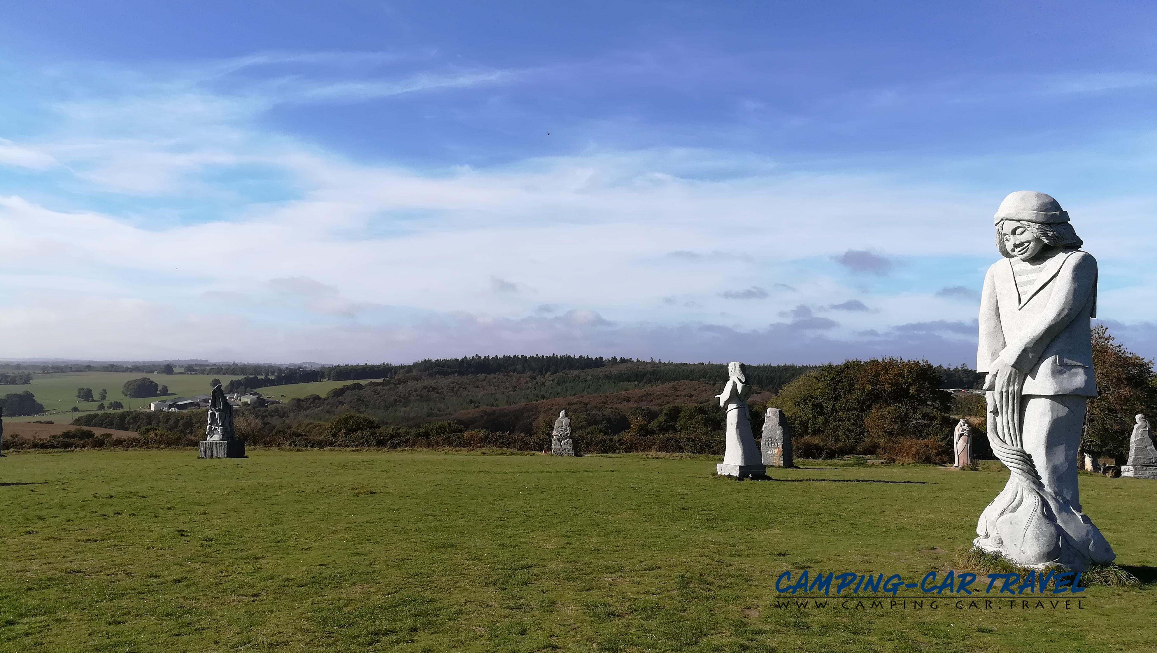 statues la vallée des saints colline de Quenequillec Finistère Bretagne