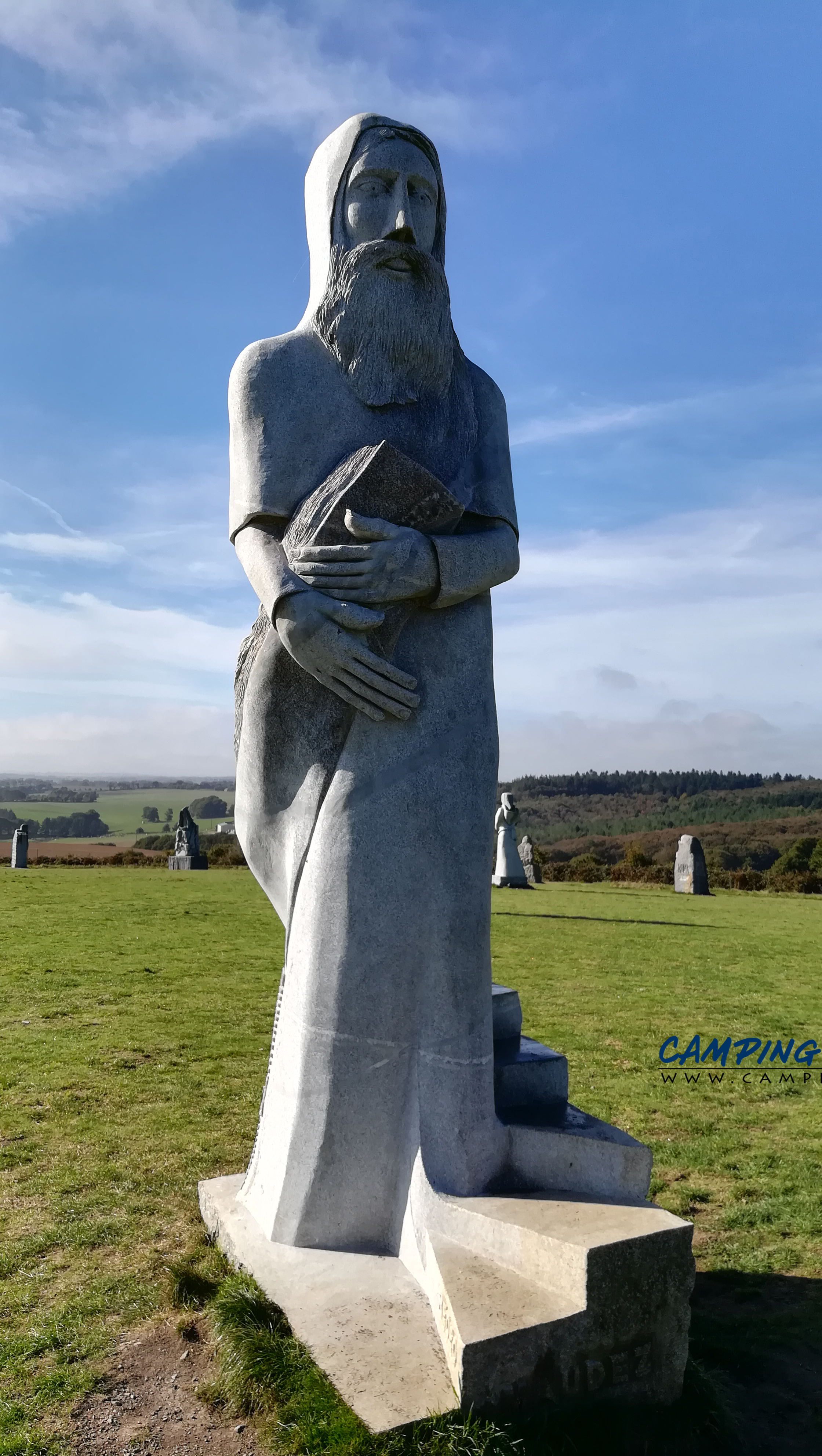 statues la vallée des saints colline de Quenequillec Finistère Bretagne