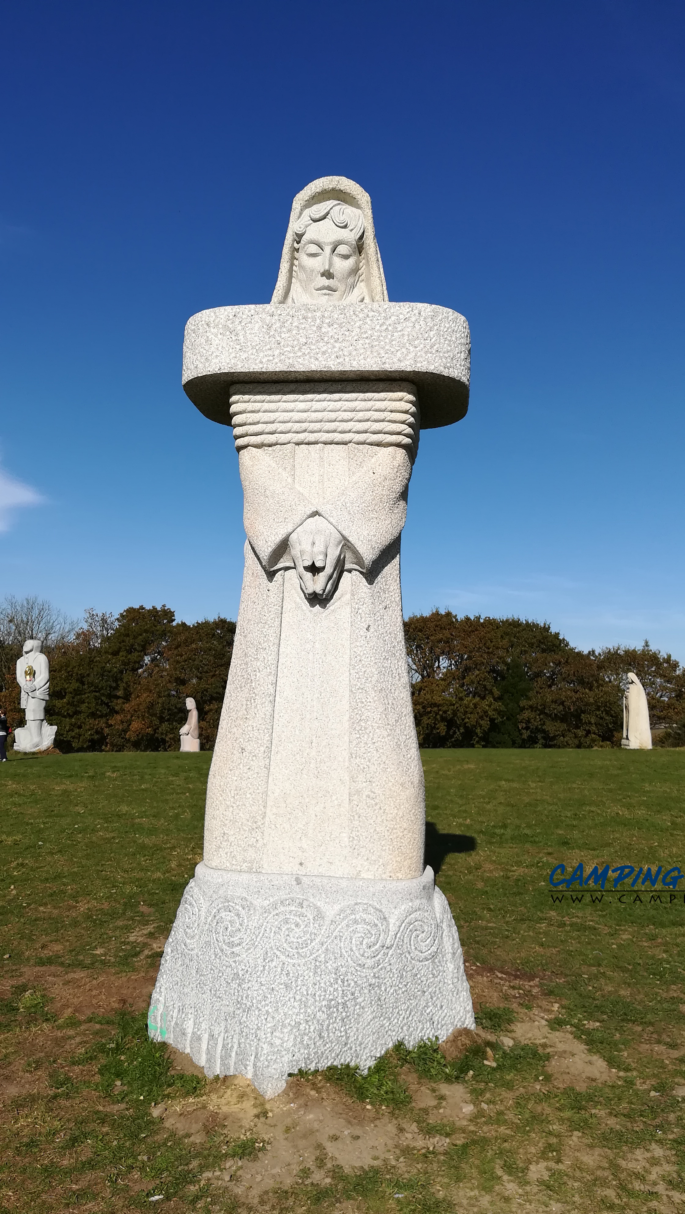 statues la vallée des saints colline de Quenequillec Finistère Bretagne