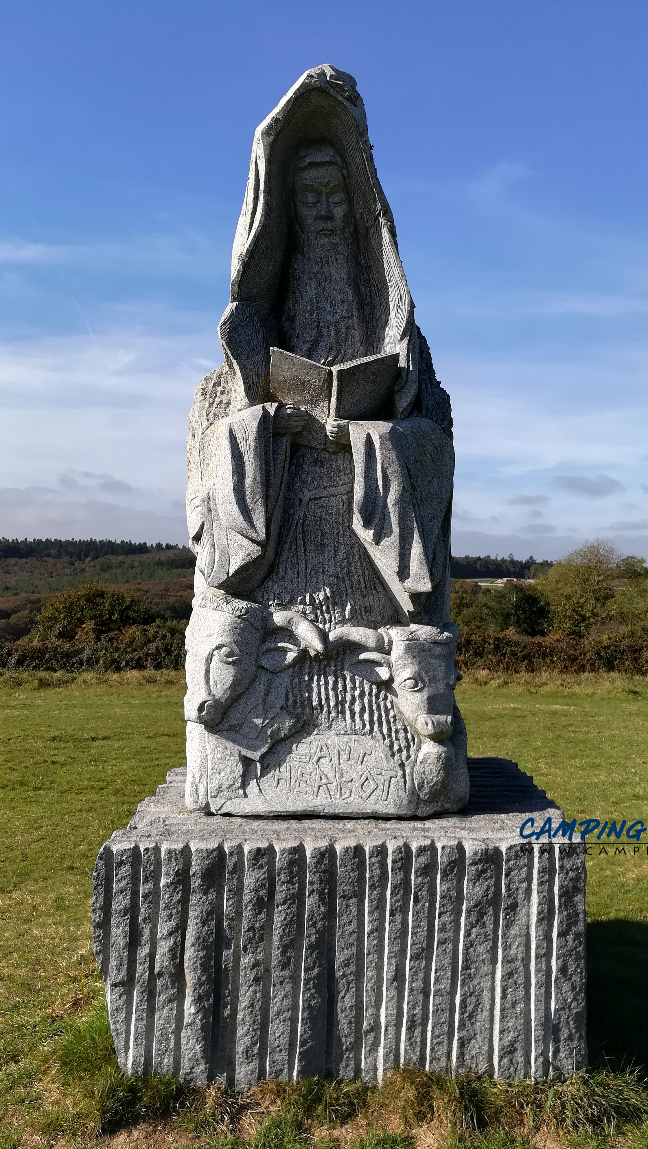 statues la vallée des saints colline de Quenequillec Finistère Bretagne