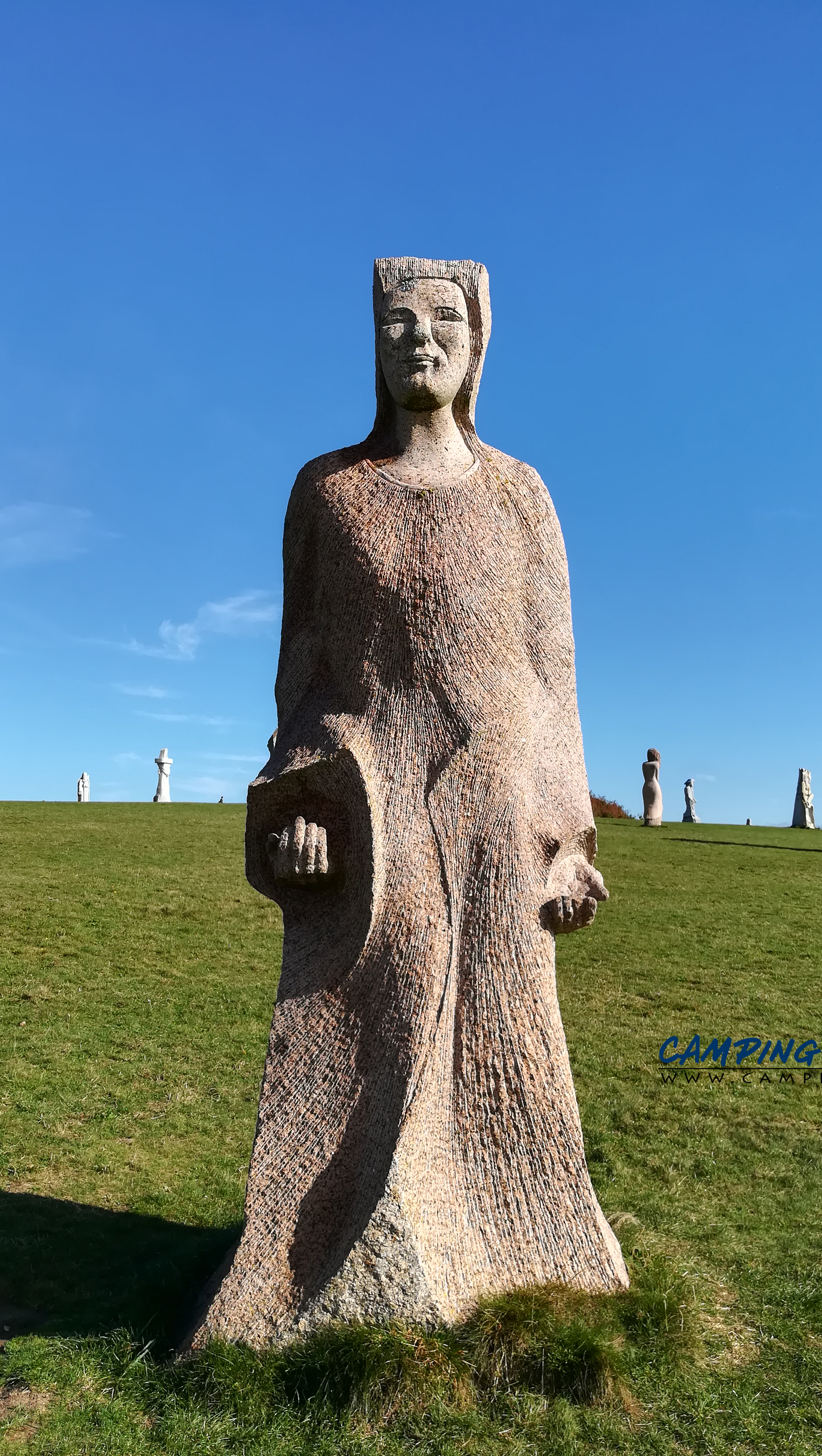 statues la vallée des saints colline de Quenequillec Finistère Bretagne