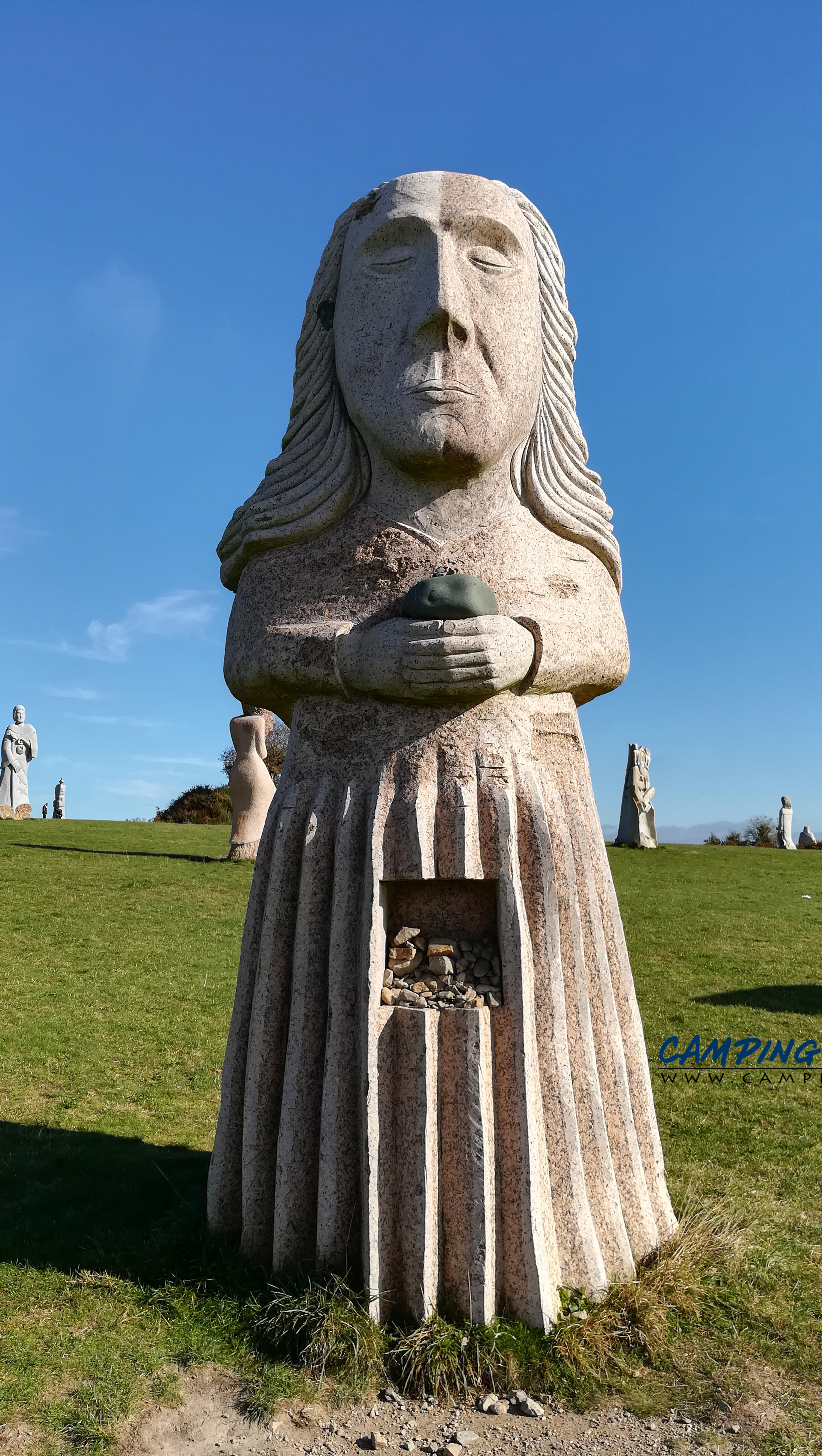 statues la vallée des saints colline de Quenequillec Finistère Bretagne