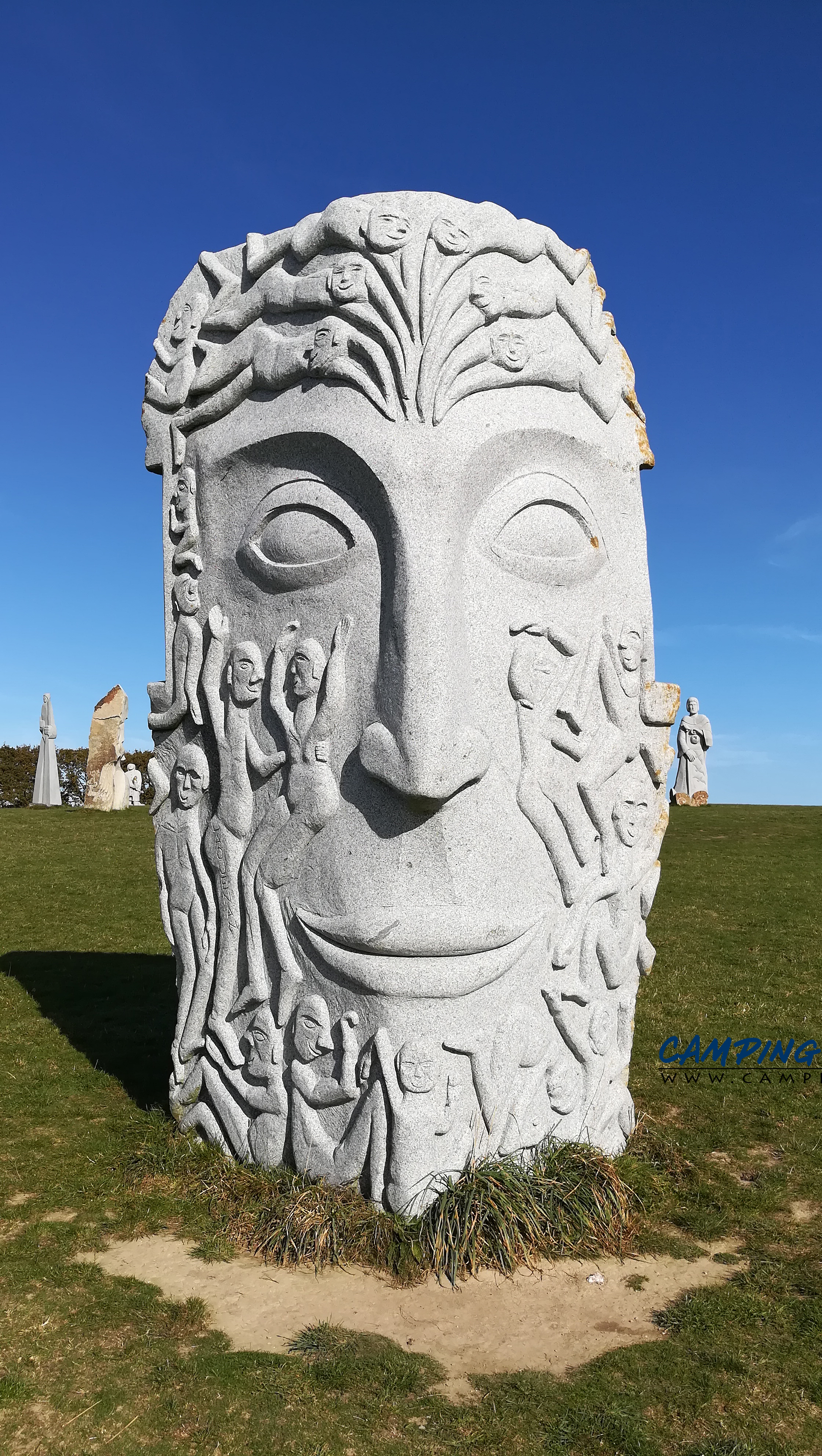 statues la vallée des saints colline de Quenequillec Finistère Bretagne