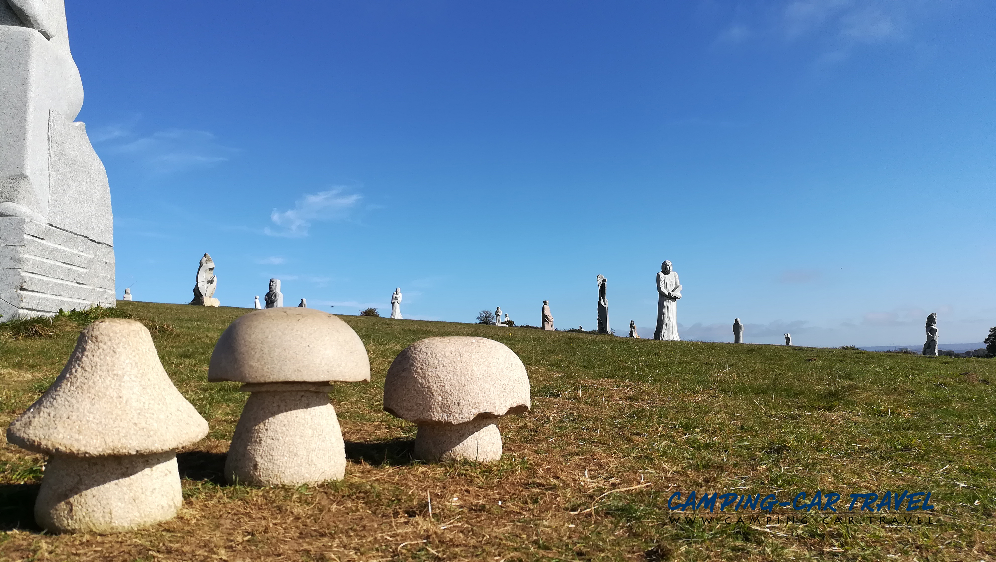 statues la vallée des saints colline de Quenequillec Finistère Bretagne