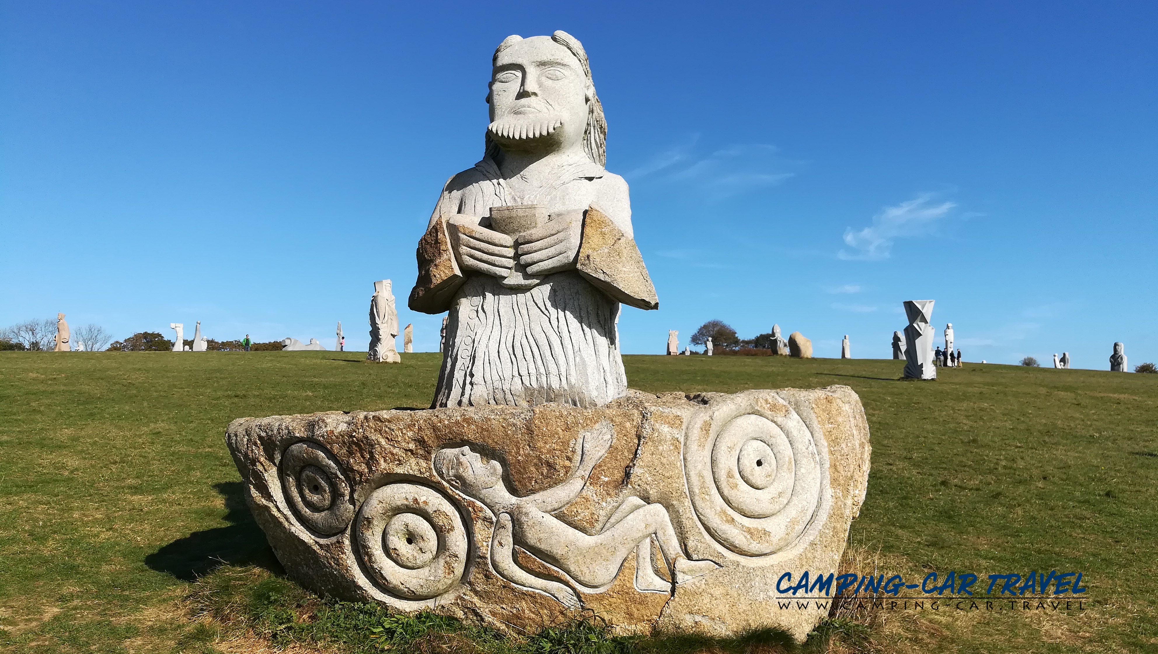 statues la vallée des saints colline de Quenequillec Finistère Bretagne