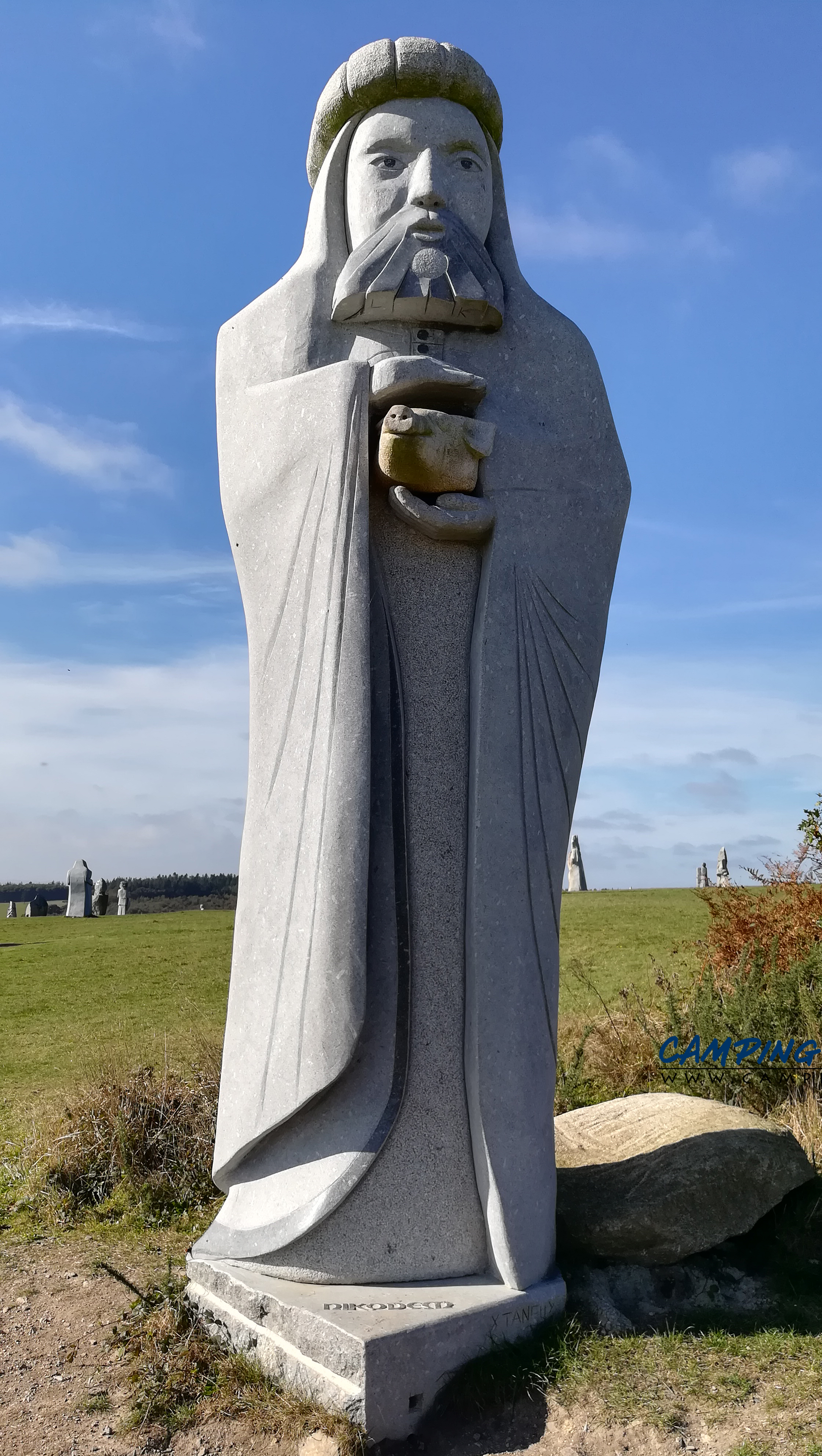 statues la vallée des saints colline de Quenequillec Finistère Bretagne