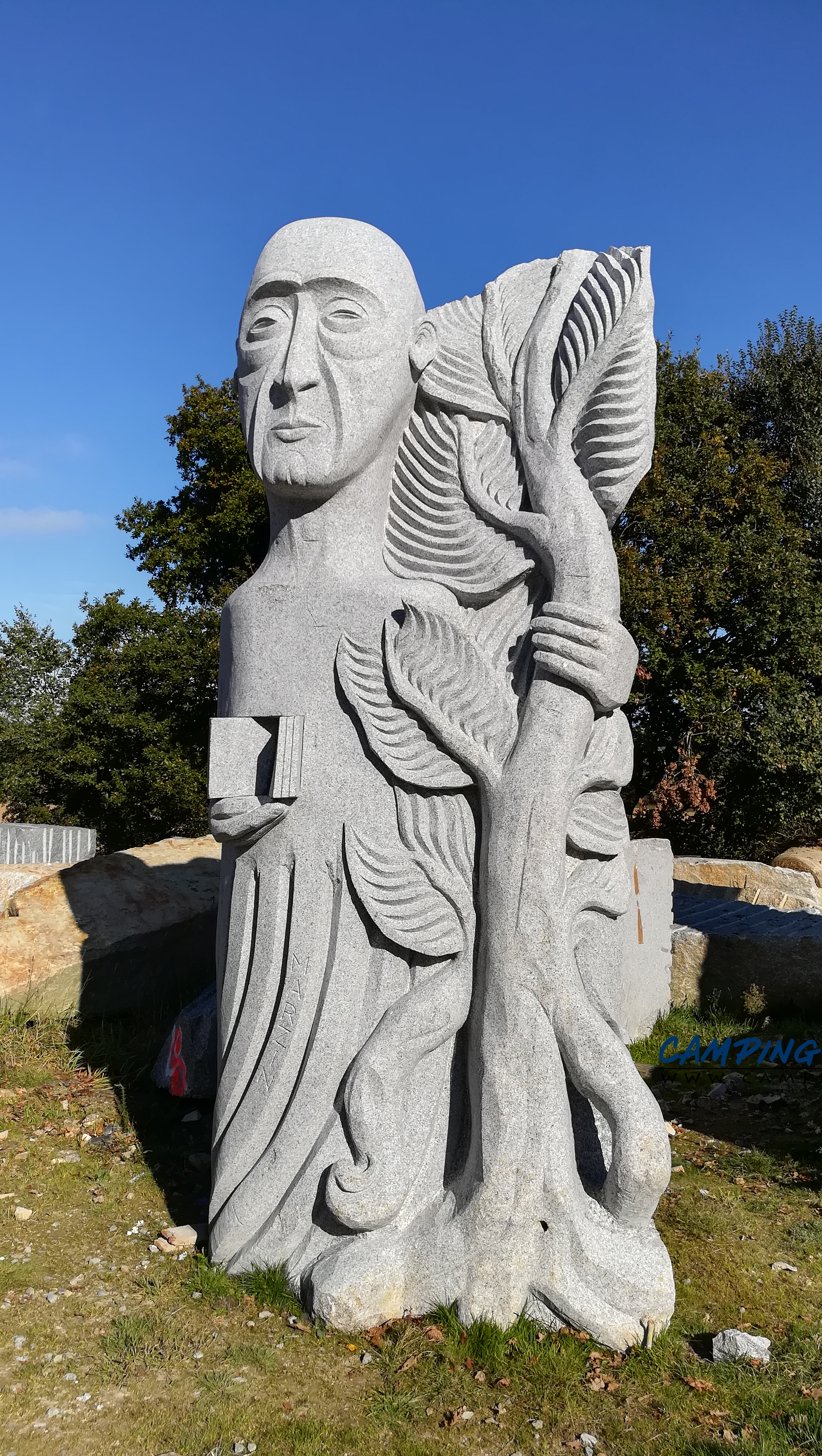 statues la vallée des saints colline de Quenequillec Finistère Bretagne