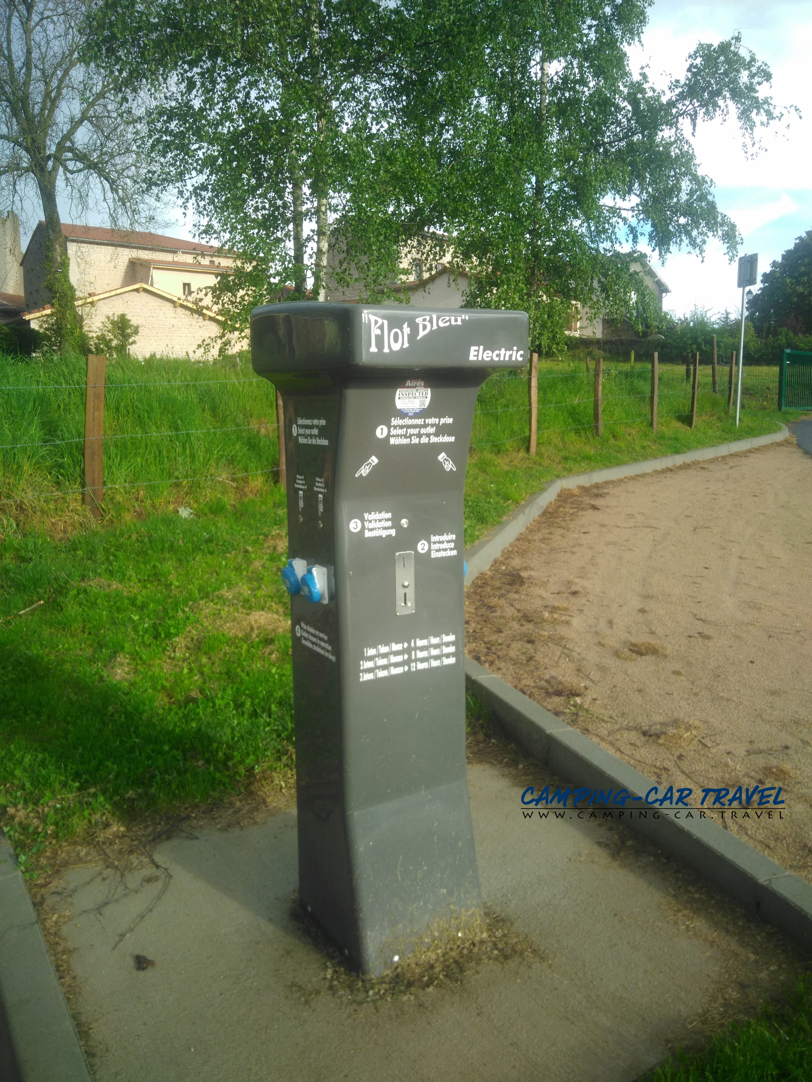 Parking camping-car Chambles vue globale