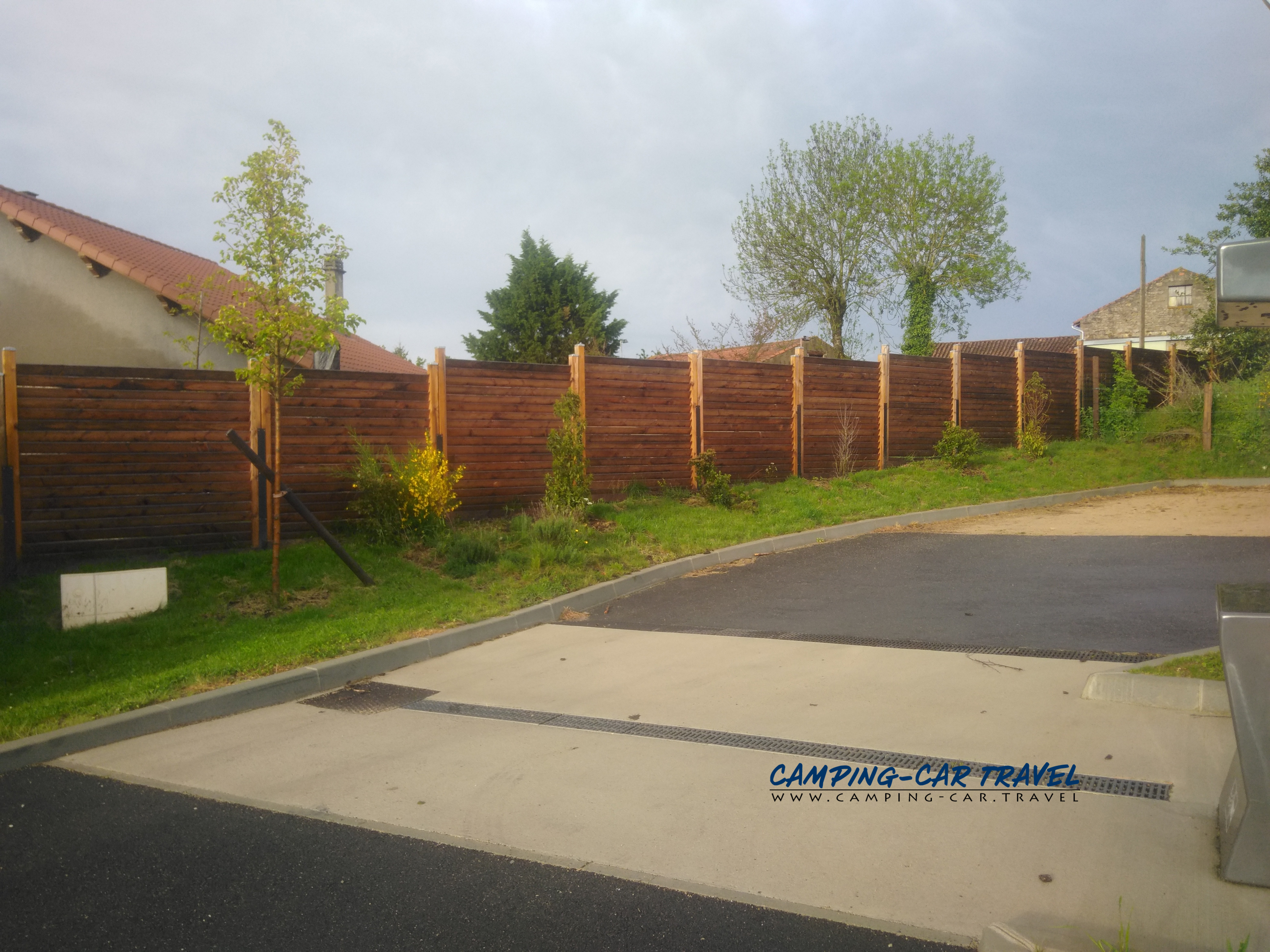 Stationnement camping-car Chambles coucher de soleil