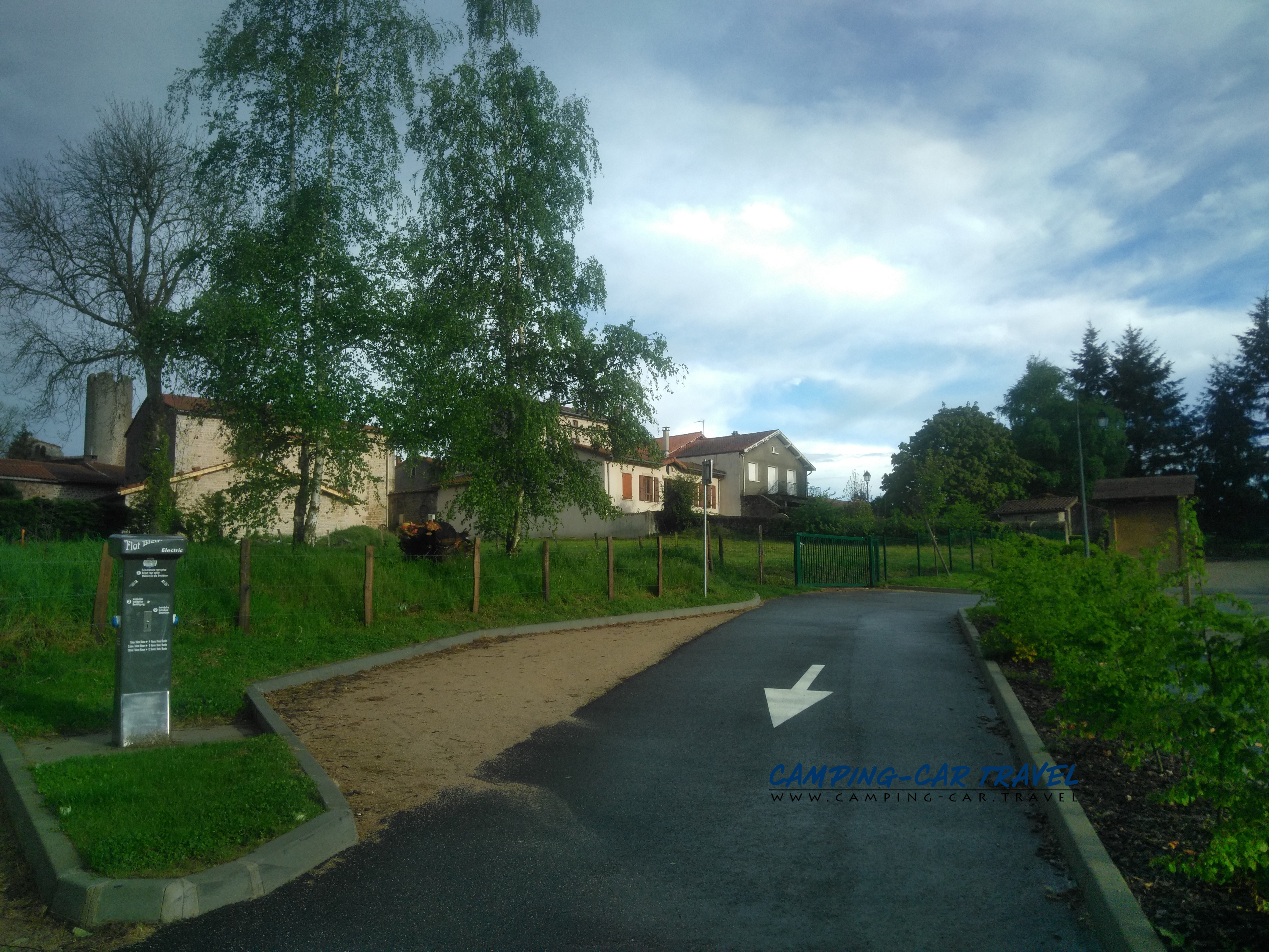 Aire de services Chambles en soirée