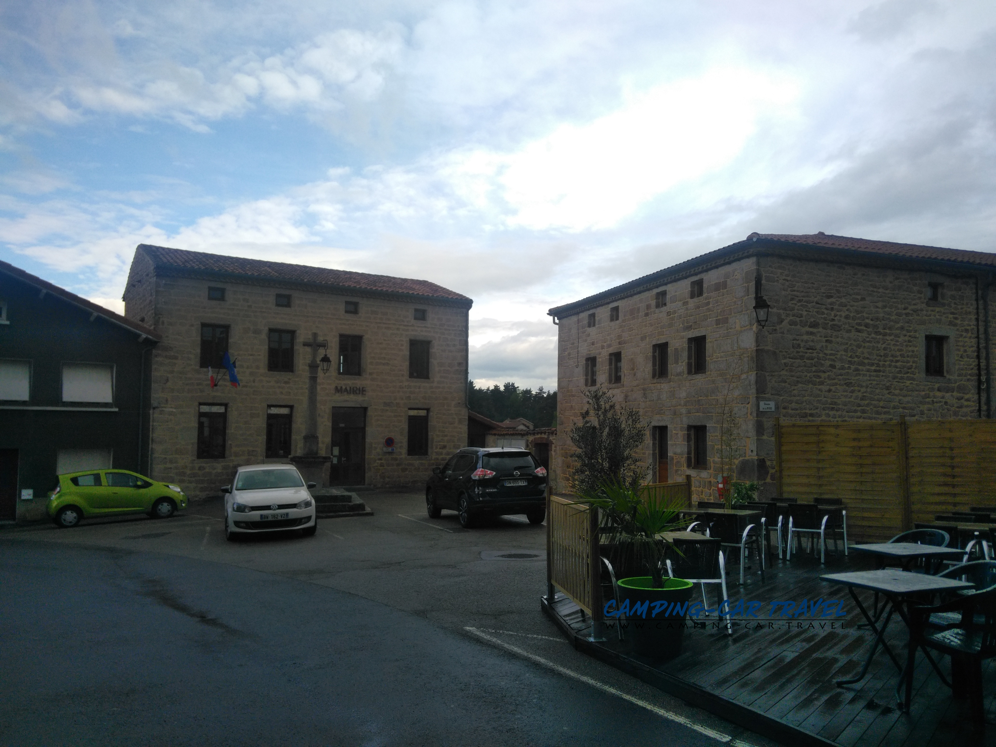 Aire de services camping-car Chambles vue générale