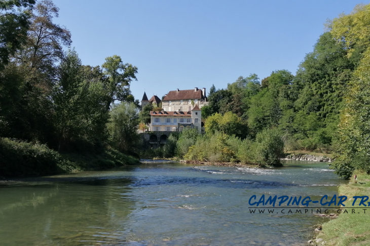 aire de services pour camping-cars de Sauveterre de Béarn dans les Pyrénées Atlantiques en France