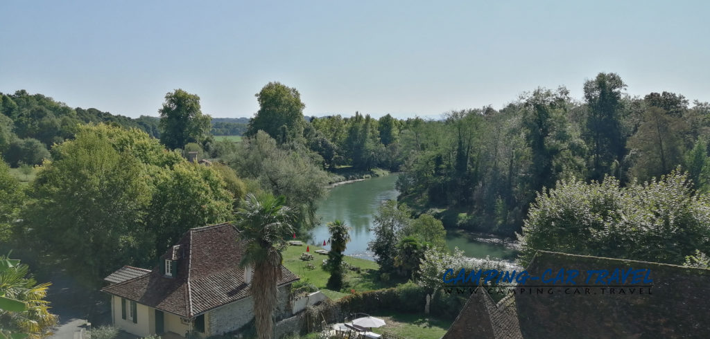 aire de services pour camping-cars de Sauveterre de Béarn dans les Pyrénées Atlantiques en France