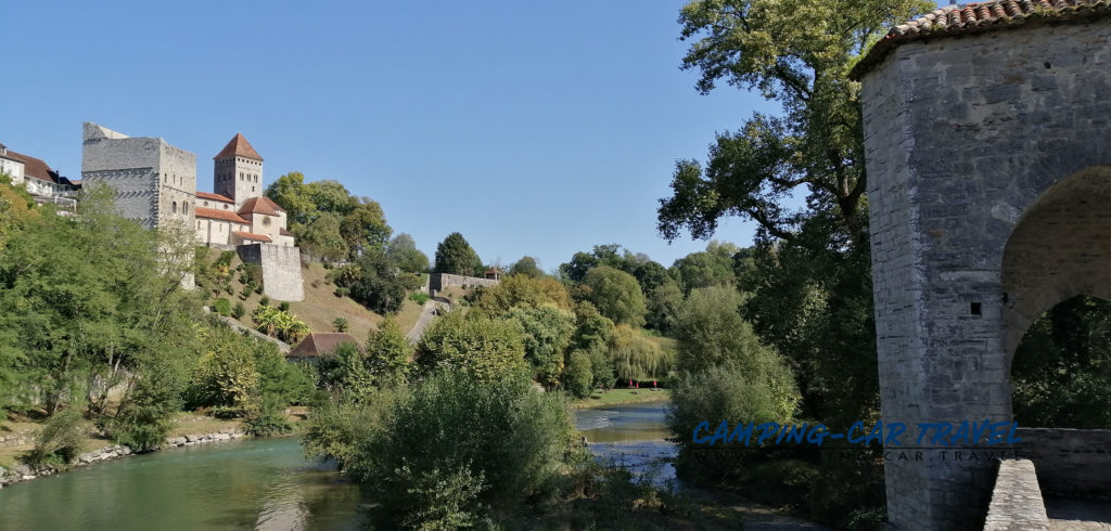 aire de services pour camping-cars de Sauveterre de Béarn dans les Pyrénées Atlantiques en France