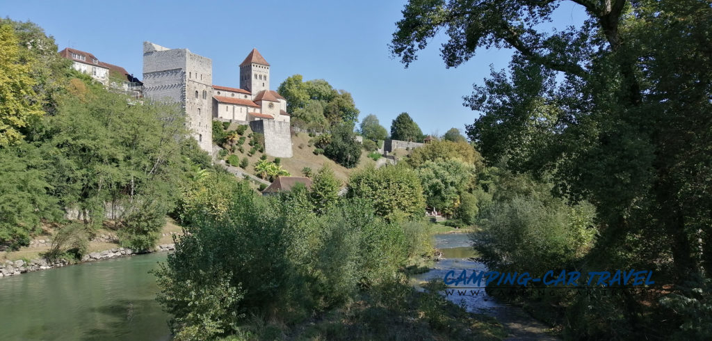 aire de services pour camping-cars de Sauveterre de Béarn dans les Pyrénées Atlantiques en France