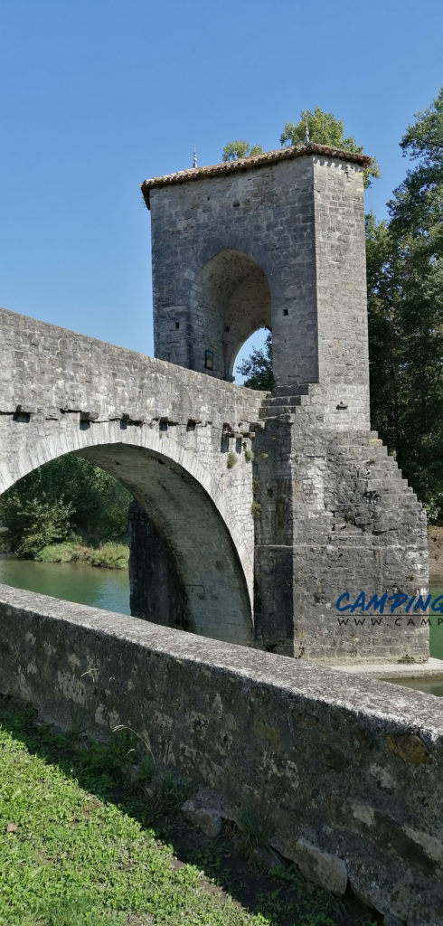 aire de services pour camping-cars de Sauveterre de Béarn dans les Pyrénées Atlantiques en France