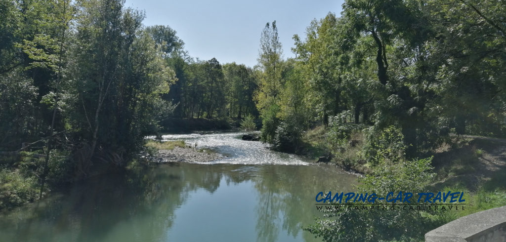 aire de services pour camping-cars de Sauveterre de Béarn dans les Pyrénées Atlantiques en France