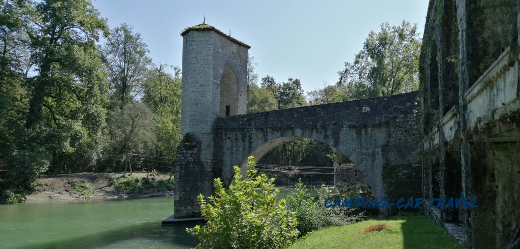 aire de services pour camping-cars de Sauveterre de Béarn dans les Pyrénées Atlantiques en France