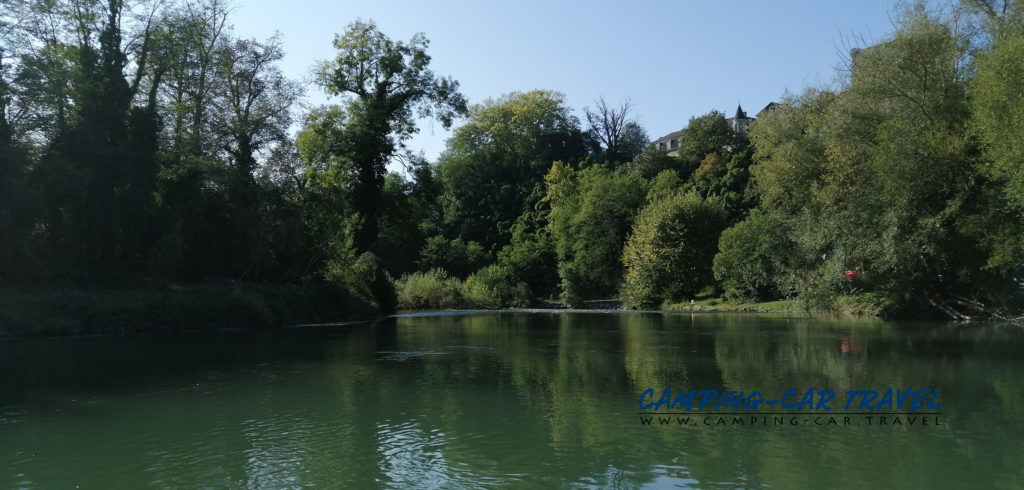 aire de services pour camping-cars de Sauveterre de Béarn dans les Pyrénées Atlantiques en France