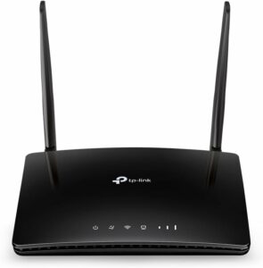 Routeur 4G LTE TP-Link TL-MR6400 avec ses deux antennes externes, idéal pour une connexion internet permanente en camping-car