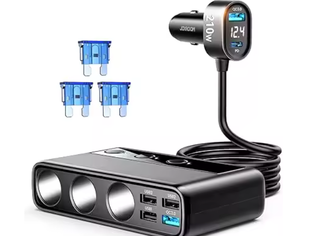 Adaptateur allume-cigare 3 prises avec interrupteurs indépendants USB-C PD et affichage de tension, fixé sur paroi de camping-car via velcro adhésif